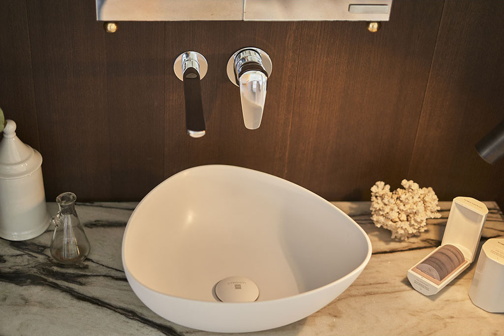 Wall-mounted washbasin mixer 901989 