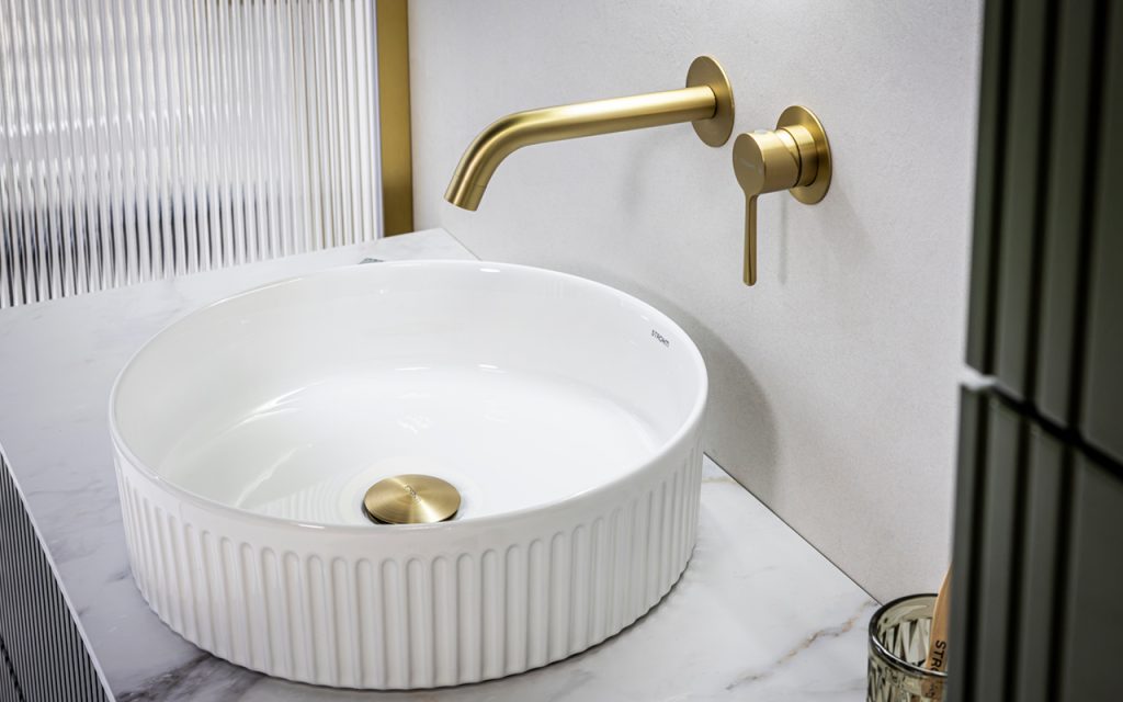 Wall-mounted washbasin mixer 905850 